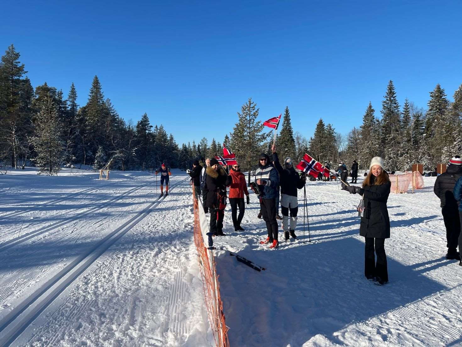 Heiagjeng vaier med norske flagg i nydelig vintervær