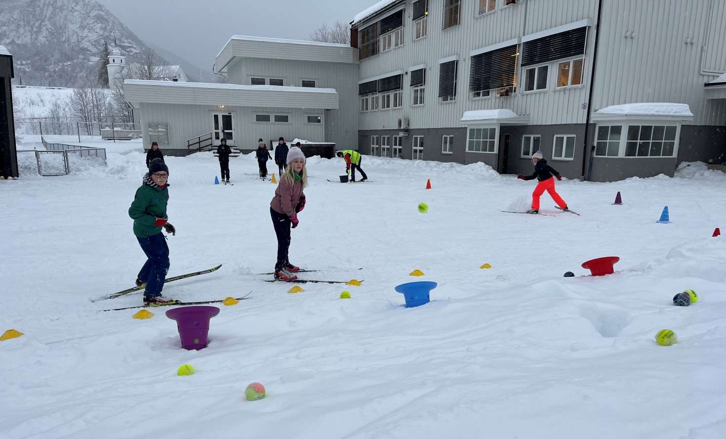 Aktivitet i skolegården på Tørdal Skule