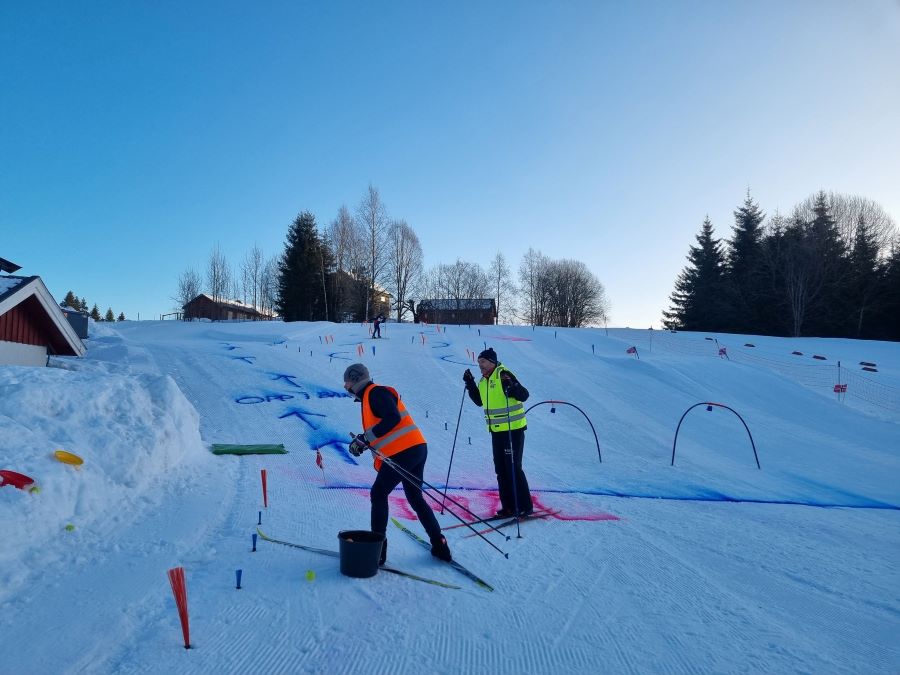 TD Per Kristian Hegg tester og godkjenner skiklubbutviklerens skisprellbakke